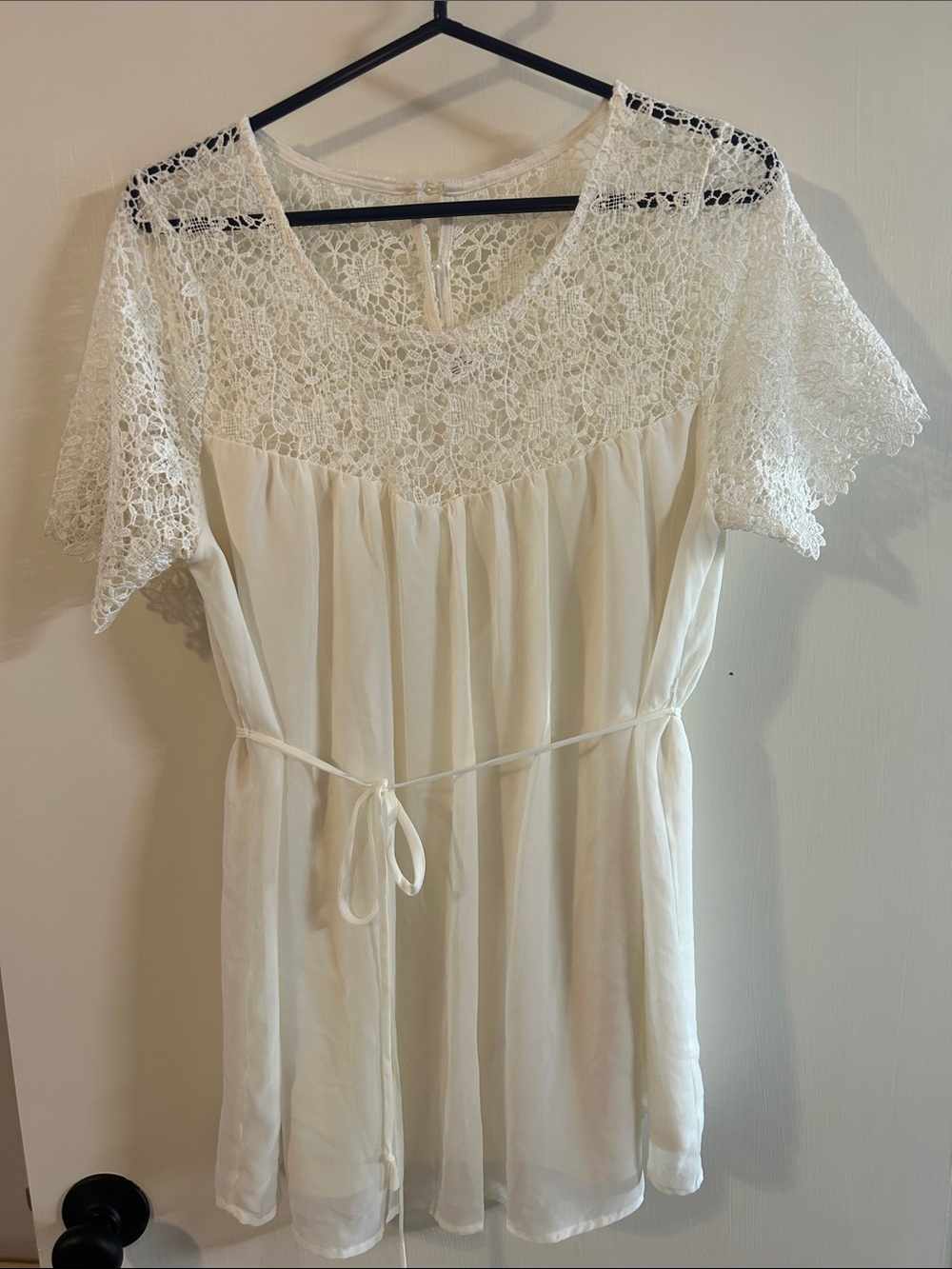 Lace Yoke Short Sleeve Tunic Top in Cream
